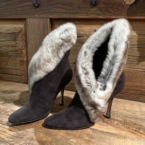 5.5 Manolo Blahnik Gray suede and Fur Booties